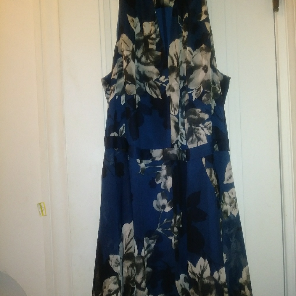 Dress - Picture 3 of 6